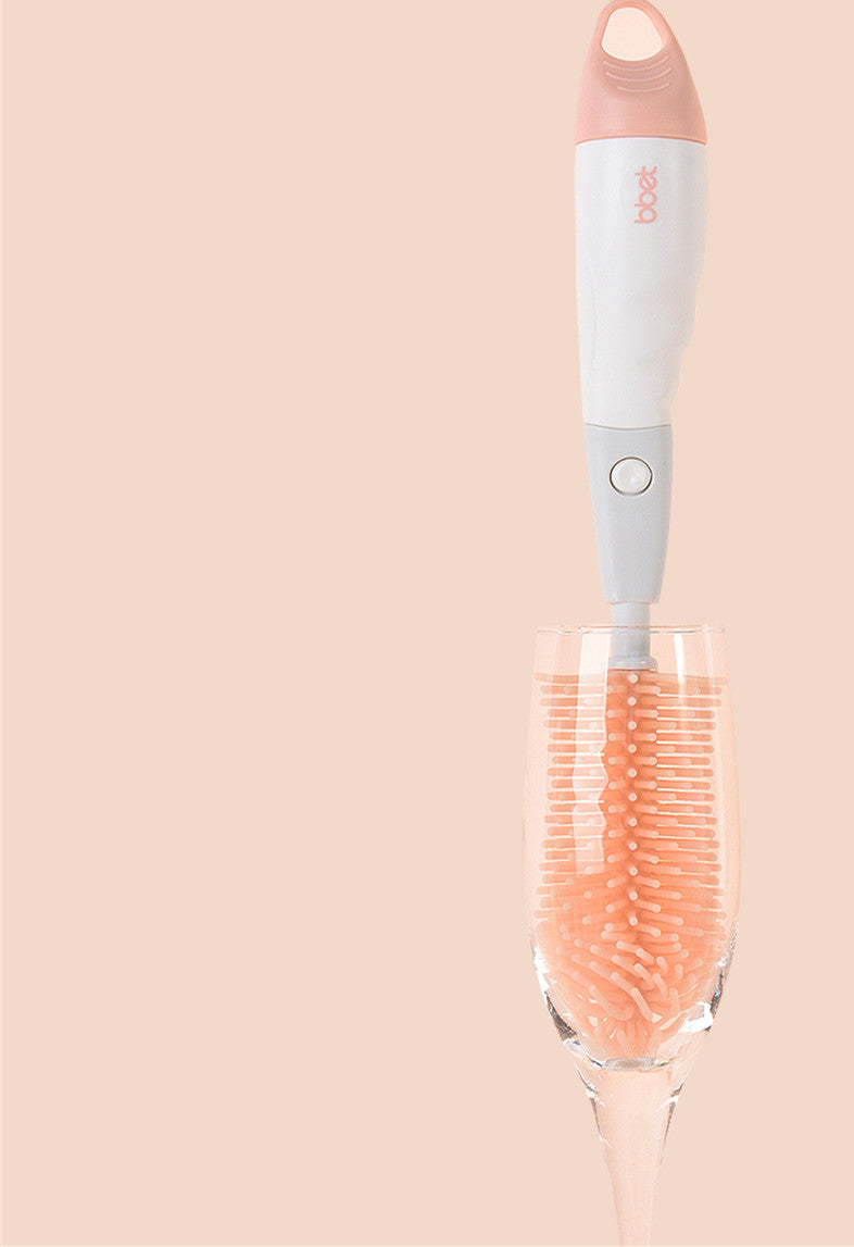 Brosse à verre avec manche rose et corps blanc sur fond beige