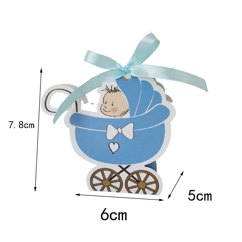 Baby carriage-shaped favor with a baby illustration and blue ribbon, shown with measurements on a white background.