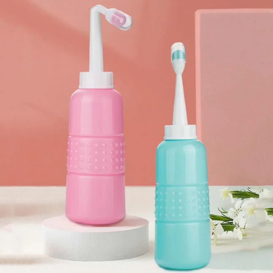 Pink and blue postpartum peri bottles by Nestacular for feminine care, featuring ergonomic nozzles and a 500ML capacity.